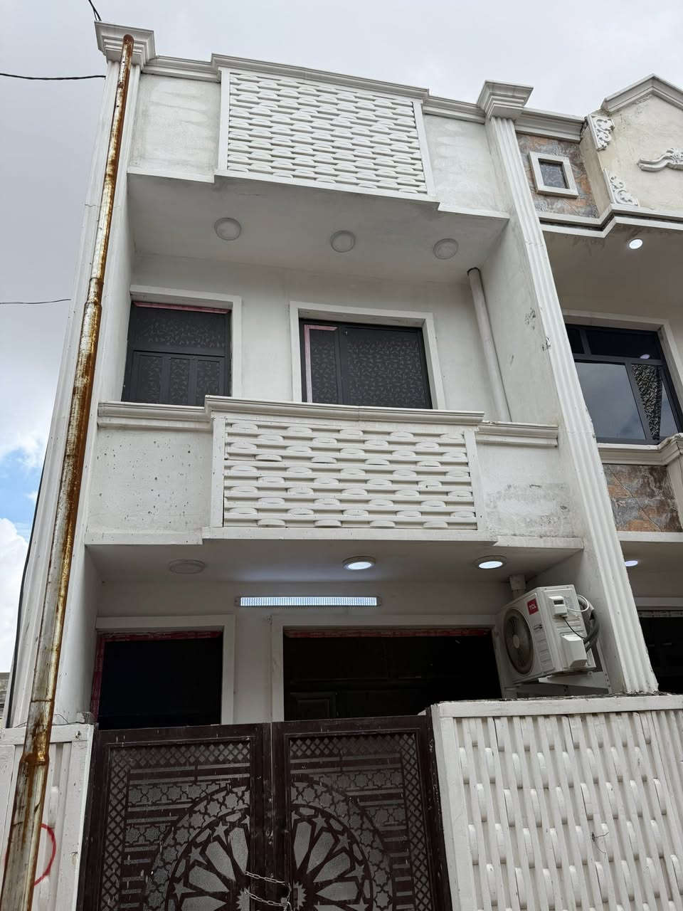 بيت ٥٠ م في منطقه الدوانم بيت طابو زراعي اقرار او وكاله بيت جديد بشارع جيد جداً وهذا فديو للشارع اليوم في المطر بيت غرفتين نوم طابق ثاني هول + مطبخ خريطه جيده جداً سعر البيت ٤٧ مليون وقابل للتفاوض للاستفسار والطلب الاتصال على ***********
