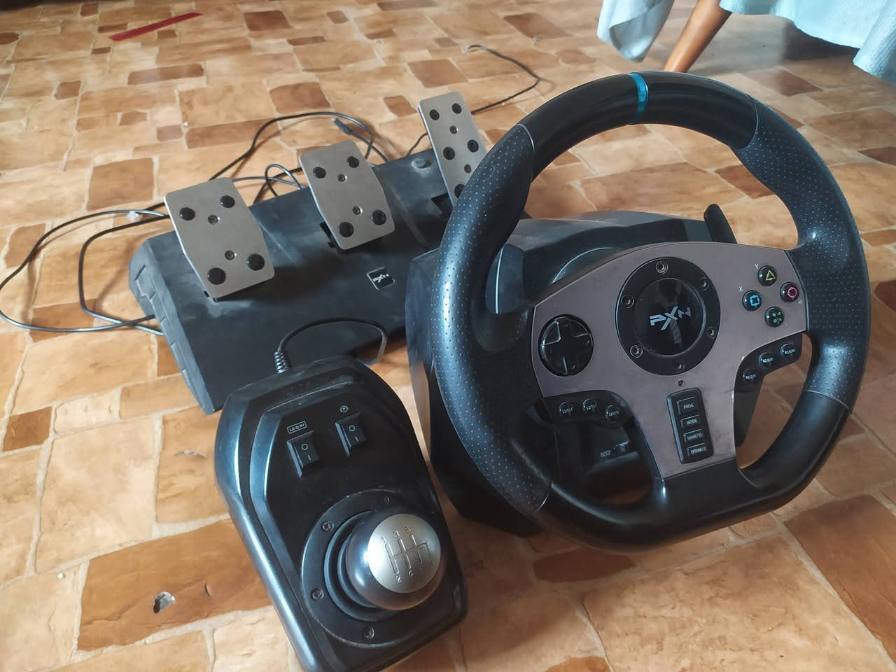 PXN V9 Racing Wheel
مقود ألعاب مخصص لمحاكاة السباقات يوفر تجربة قيادة واقعية مع تصميم رياضي واهتزازات تفاعلية.
يدعم أغلب المنصات مثل PC وPS3 وPS4 وXbox One وNintendo Switch حسب الإصدار.
يأتي مع دواسات بنزين وفرامل وناقل سرعات يدوي لتجربة قيادة أقرب للسيارات الحقيقية.
زاوية دوران تصل إلى 270° مع أزرار تحكم متعددة مناسبة لألعاب مثل Euro Truck وForza وAssetto Corsa.
يتميز بإضاءة وتصميم قوي وثبات جيد على الطاولة، ويعتبر من الخيارات الاقتصادية المشهورة لعشاق ألعاب السيارات السعر 100 الف مكاني بغداد الشعب


**إذا كنت صاحب هذا الإعلان وتريد حذفه لأي سبب، رجاءا أرسل رسالة إلى الدعم الفني**