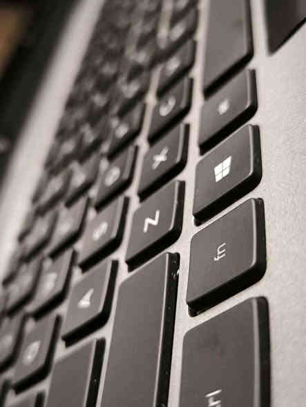 💻 Dell Precision 3551 – محطة عمل هندسية احترافية
✨ أداء عالي وثبات ممتاز للمهندسين، المصممين، والبرامج الثقيلة ✨

📦 المواصفات الكاملة:

⚙️ المعالج (CPU):
Intel Core i7 — الجيل العاشر — فئة H (مخصص للأداء العالي)

💾 الذاكرة العشوائية (RAM):
16GB DDR4 — مناسب جداً للريندر، السوليد ووركس، الأوتوكاد، والبرامج الهندسية

💽 التخزين (SSD):
512GB SSD سريع — قابل للتوسعة

🎮 كرت الشاشة (GPU):
NVIDIA Quadro P620 – 4GB
✔ مخصص للبرامج الهندسية والتصميم الاحترافي
✔ أداء ممتاز في Autodesk / SolidWorks / Revit / Creo / Blender

📺 الشاشة:
15.6" FHD — ألوان واضحة ودقة ممتازة

⌨️ الكيبورد: عربي + إنكليزي
⚖️

---

🎁 الملحقات المرفقة:
شاحن أصلي + حقيبة + ماوس

🔒 الضمانات:
✅ ضمان فحص عند الاستلام
🔁 ضمان استبدال لمدة 10 أيام

💰 السعر: 625,000 دينار فقط

📞 للحجز والاستفسار: *********** بغداد
