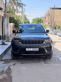 جيب شيروكي لاريدو 2024 كلين ماشية 7000 بس  رقم بغداد خمسة راكب  فتحة س...