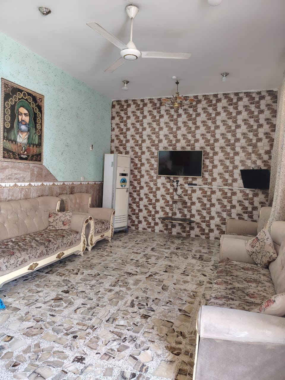 بيت للبيع في حي الحكيم نزلت علاء غريب مساحته ٢٧٣ البيت مرتب ونضيف مناقصه شي غرفتين نوم وهول واستقبال ومطبخ صحيات داخليه وخارجيه كراج سياره حديقه مناور عدد ٢ واحد جبير الثاني زغير البيت مرتب وجاهز للسكن للاستفسار ***********
