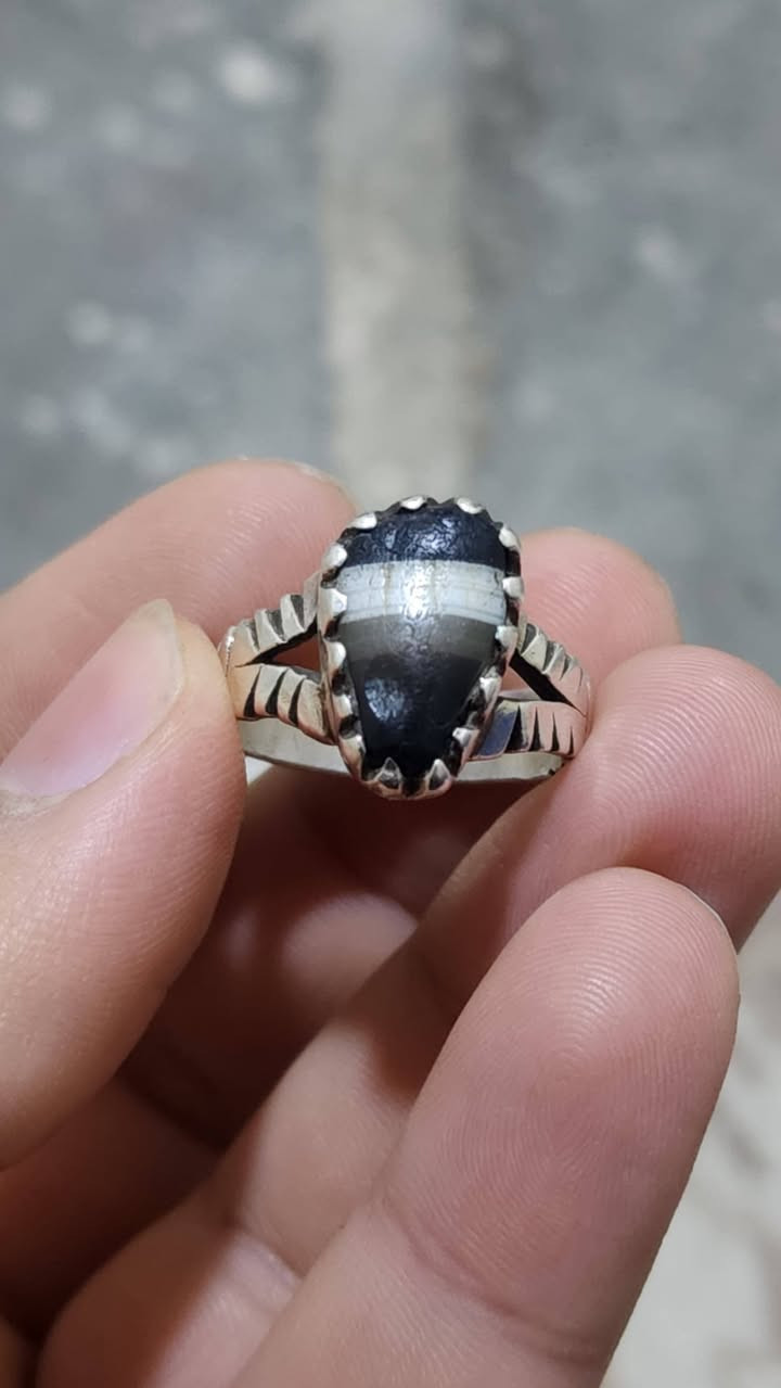 السلام عليكم بعض الصور مقربة قياس الحجرره 1.5 سم من التحف اصيله اصيله مشگول ملاكط مكان السماوه توصيل موجود ***********
