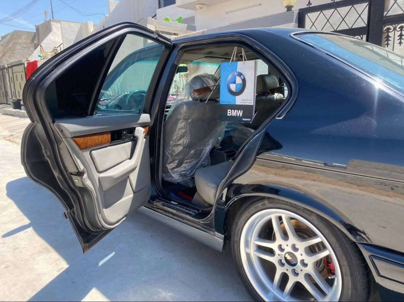 سلام و عليكم اخوان BMW موديل 1992 سعرا 49 مجال قليل محرك بيلاد 525i گير عادي 
داخل جلد بيجي 
اربع جامات كهرباي 
تبريد ثلج ❄️ 
بجم عريض كامل لايت زينون 
تخم تاير ويالة M 
دعامية امامي و خلفي M 
گير محرك اكسل گاردن كلة بشرط بدون عيب
رقم و سنوية قديم شرط تحويل غرامة مابيها مكاني كركوك 
***********
