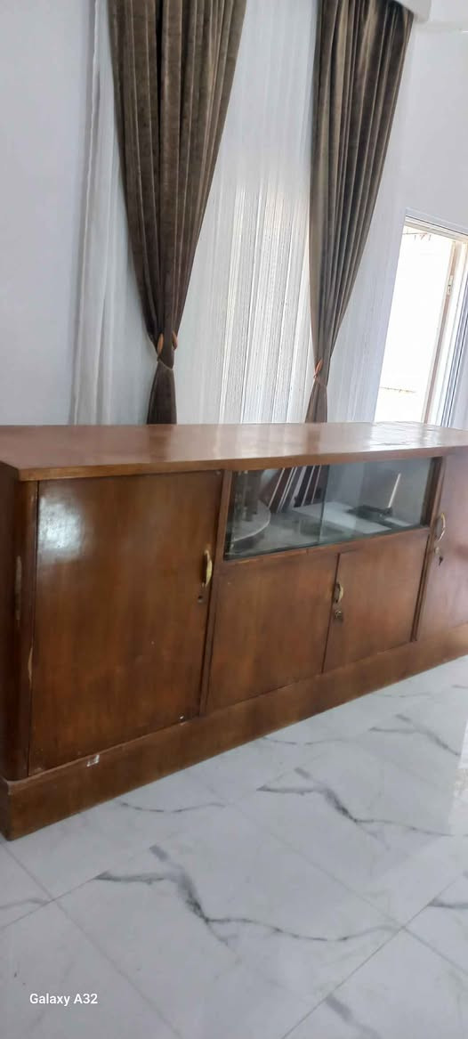 غراض بيت للبيع 
جلسة دواشك عدد ( ٦ )
كنتور بابين عدد ( ٢ ) 
منضد فراش 
سرير أطفال مزدوج
*********** Singapore
