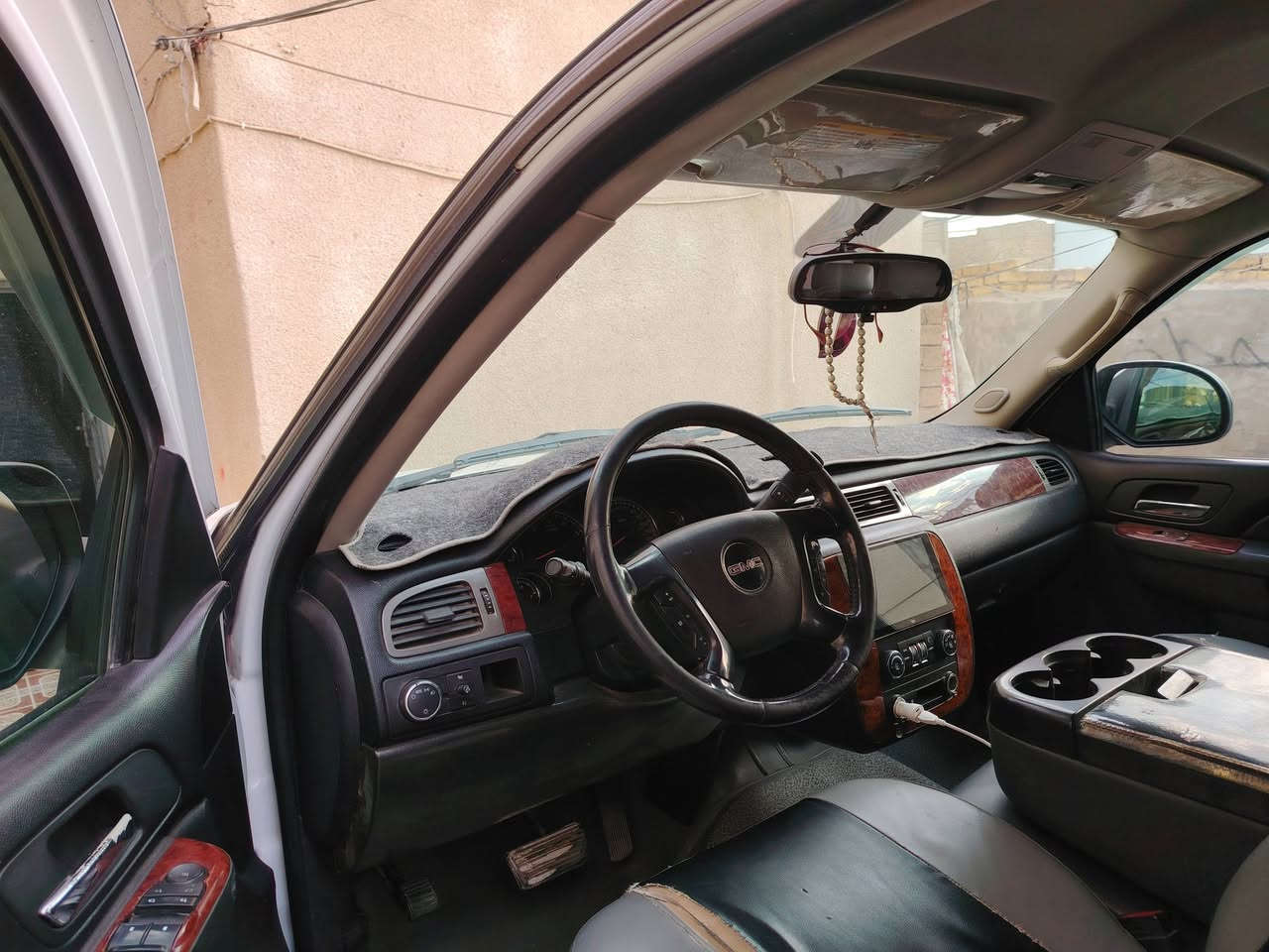 السلام عليكم جسمي يوكن طويله موديل 2013رقم بغداد خصوصي بسمي السياره مكفوله من الضربه المعجون
بيها أماكن صبغ   كفاله مكينه كير حداديه تخم تاير السياره جاهزه من كلشي
الرقم الهاتف ***********
