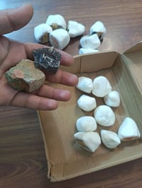 احجار • ١٨ قطعة • نوع معين
