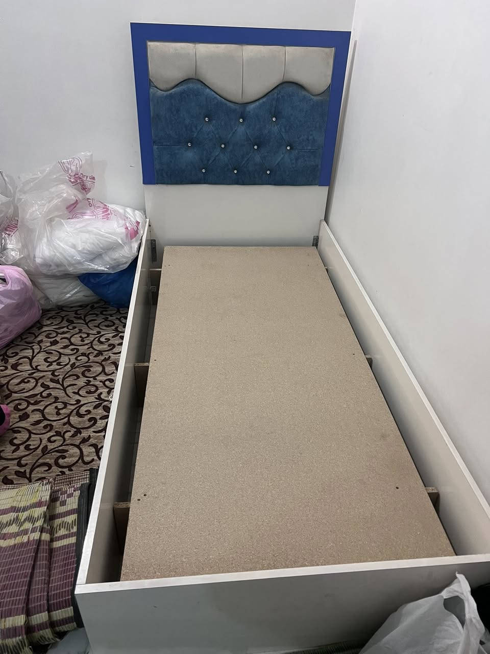 السلام عليكم جرابي اطفال 2 مع الفراش نظاف بدون خدش قيم و اخذ بالي يرضي الله ***********
