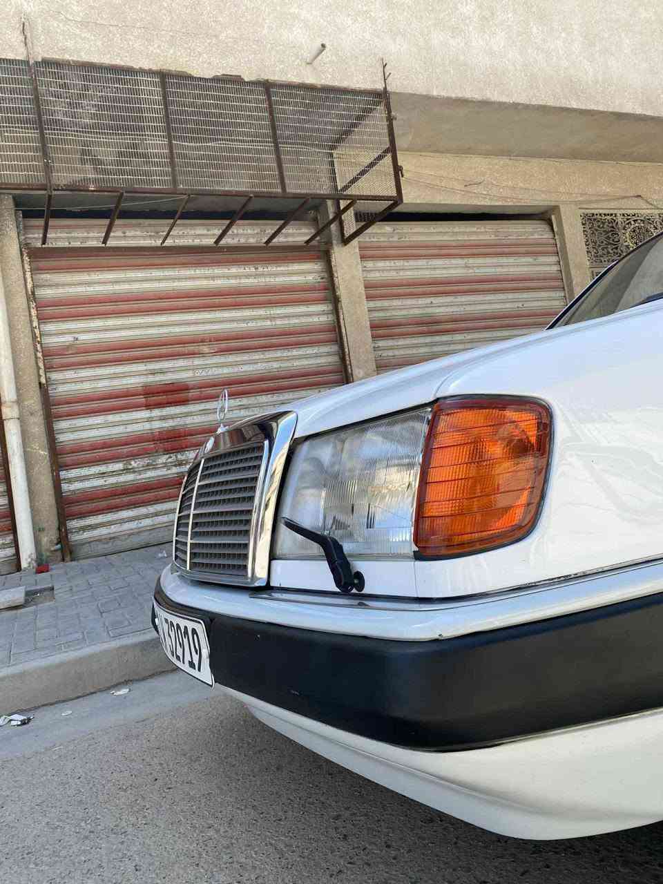 السلام عليكم
مرسدس موديل 93 لون ابيض 
السياره وضع شركة مصبوغ عام الجماليه 
السياره كير مكينه حداديه جديد مكفول 
السياره جاهزه من كلشي  محرك ابو الخراطيم كشنات كهرباء ستيرن كهرباء فتحه بسقف كأمره تبريد اصلي سياره بسمي 
مكاني بغداد رقم تلفون ***********
