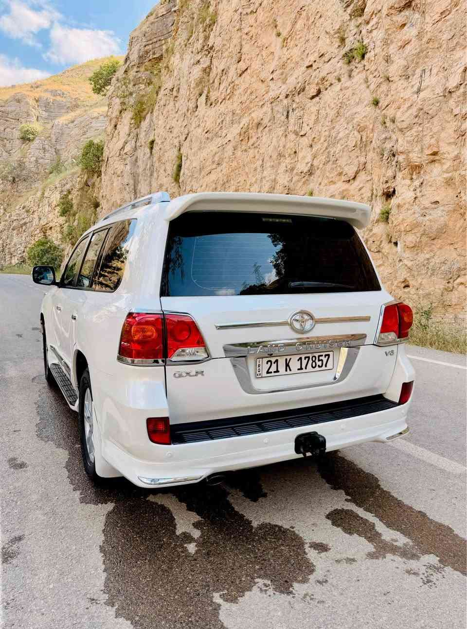 بەناوی خودای گەورە
لانکرۆزەر وەنەوشە 2013 برێمی دەرەجەیەک 
سەیارەکە فوول فوول مواسەفاتە
تەنها 148 هەزاری حەقیقی ڕۆشتووە
ماشآءالله سەیارەکە لەسەر دەقی شەریکە ماوەتەوە
چوار تایەی دەنلوبی ئەسڵی لۆکی لەژێرە
بێ سارد و شوخت و کرانەوە
تەنها یەک بست لە جەمەلغی پێشی سەکن 
بۆیاخە بێ ناوگرتن و ئێرباگ
سەنەوی تا 2031 تازەیە و بەناوی خۆمانەوەیە
سعری 345 و مەعامەلە
لە سلێمانیم *********** السليمانية, العراق
