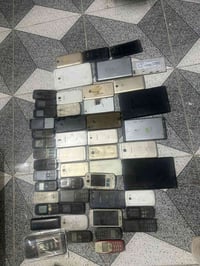 مجموعه تلفونات بيهن شغالات بس يرادلهن شاشه وبيهن فحم ابيع شلع ب80 مع ا...