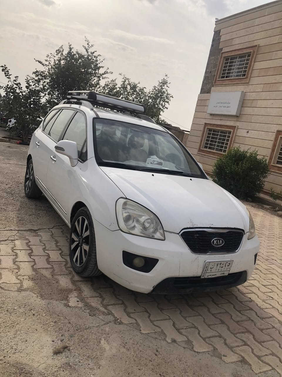 السلام عليكم 
كيا كارنز 2013 خليجي فول 
رقم بغداد مشروع وطني 
محرك 20 شرط كير وصدر شرط 
سبعه راكب شاشه وتحكم ستيرن 
ربع بنيد مصبوغ وبالجاملغ الخلفي بيها طخه
السعر 135 وبيها مجال 
مكان السيارة تكريت القادسيه ‭
0771 067 8556‬
