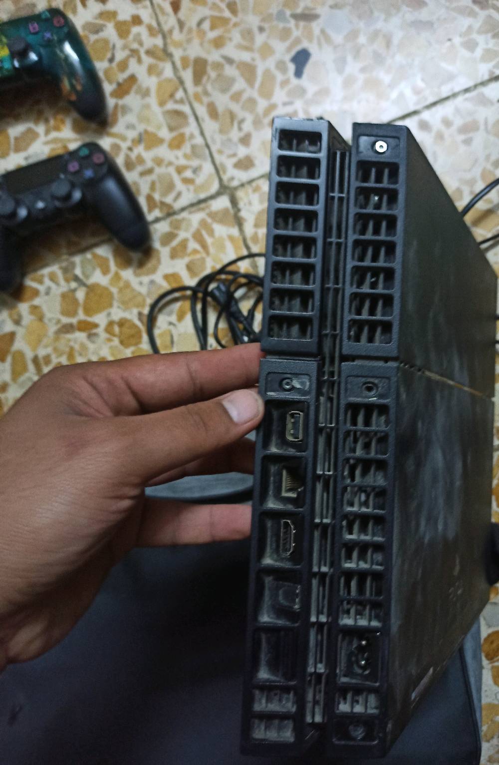 
playstation 4 fat  للبيع 
ذاكرة 512 
ويا يدتين وقرص فيفا 2018 
السعر بي مجال 
الرقم بي واتس اب 
يوجد توصيل مجاني 
مكاني بغداد منطقة جميلة محلة 516 
جهاز شوية الكفر بي شخوط لان تركتة بس نظيف من الداخل 