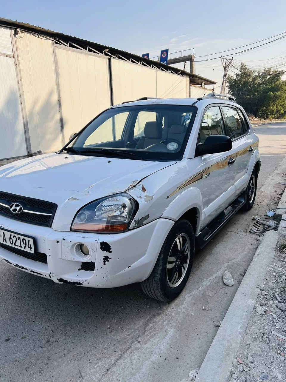 توسان ٢٠٠٧ خليجي
محرك ٢٠٠٠
تبريد شغال
طخة بسيطة موضحة بالصور 
السيارة بلادية 
بيهه صبغ براس البنيد من جهة الضربة
كيج حماوة بالدشبول بلادي
السعر ١٠٥ وبيهه مجال بسيط 
مكان السيارة بغداد
***********
