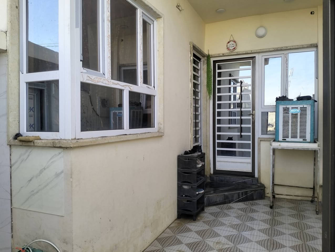 (( مكتب النعيمي لتجاره العقارات السكنية والتجاريه ))
يوجد لدينا دار سكني للبيع المساحه 100م طابق ونصف الواجهه (5 × 20) بناء حديث سيراميك وبرسلين غرفتين نوم واستقبال وهول داخلي ومطبخ وصحيات وصحيات خارجيه العنوان موصل التعليم غرفه تجاره قريب على جمعيه النور وقريب على التبليط واتجاه شروق السعر 73 مليون بيع سريع الاتصال او الاستفسار اتصل على الارقام 
 ***********
***********
