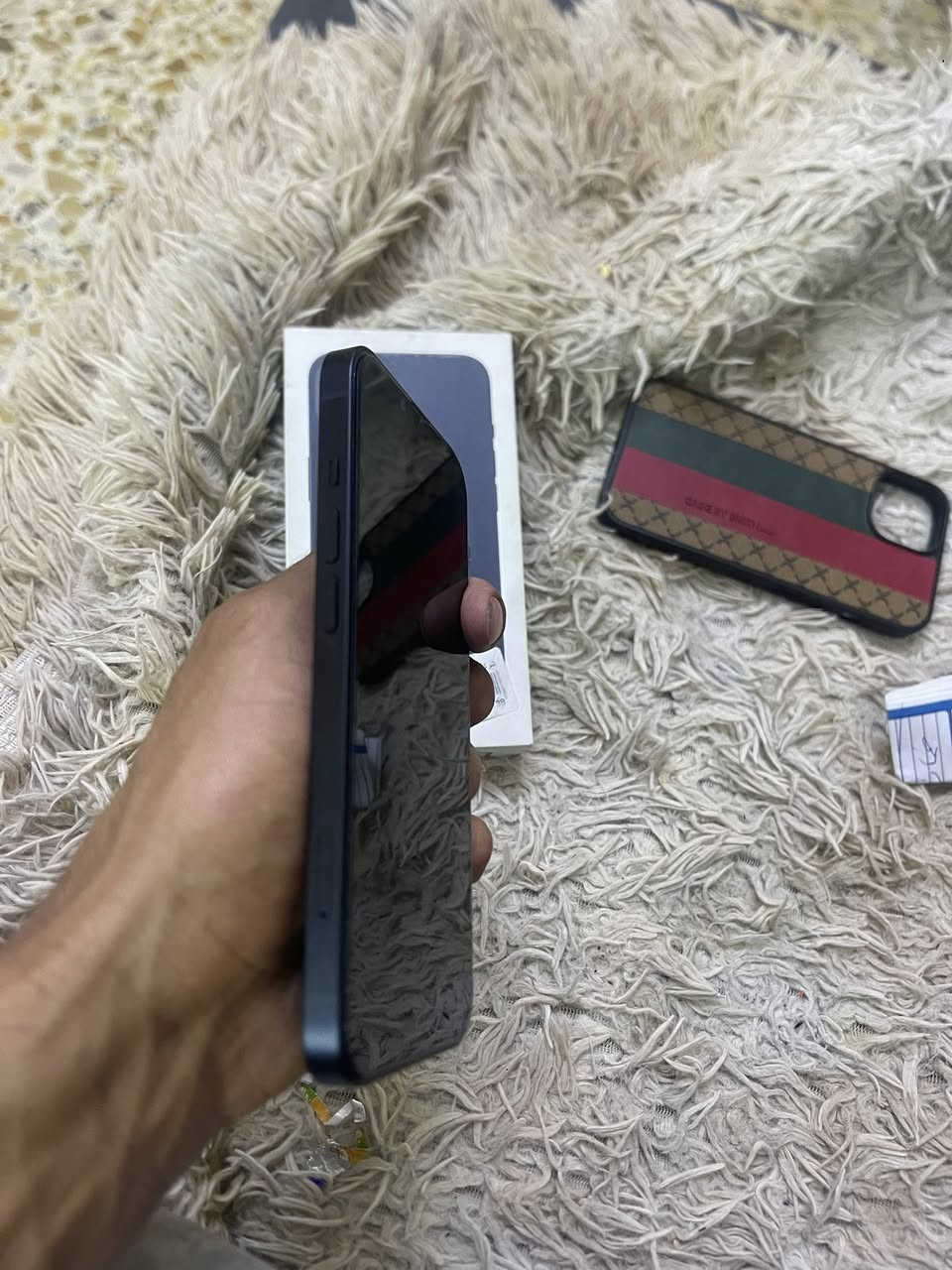 آيفون ١٣ عادي جهاز جديد بطاريه ٩٩ بلاد جهاز بعده بلضمان ويا فقط كارتونه سعره ٥٥٠ وبي مجال ***********
