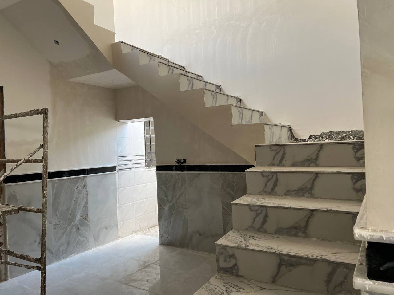 بيت بدور سيد حمزه زراعي المساحه 200 النزله الخامسه يتكون من غرفتين وصاله ومطبخ وديوانيه وصحيات داخليه وخارجيه طارمه جبيره ابيعك بيت جاهز خدمات ماء مجاري كهرباء بالباب ***********
