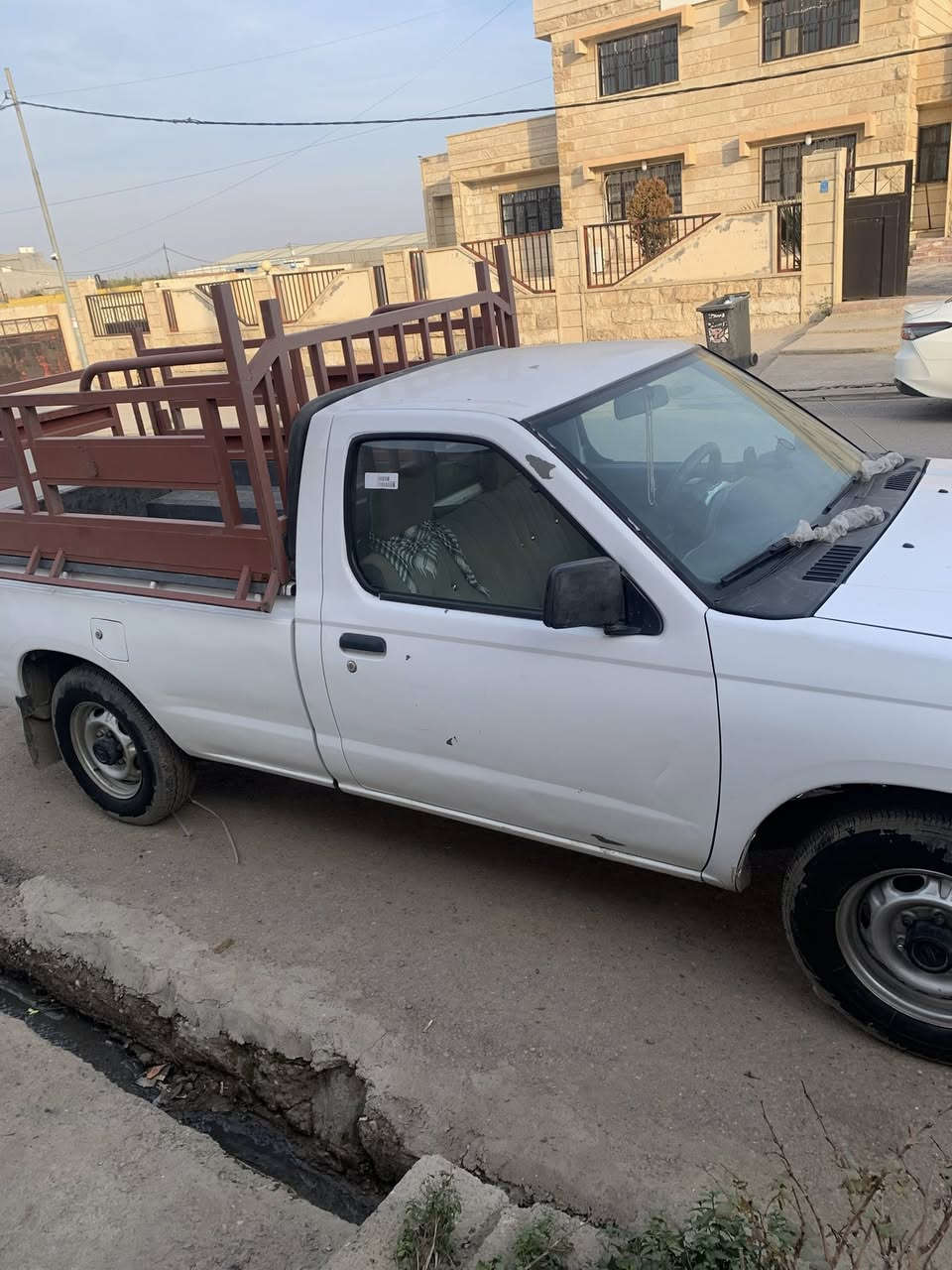 پیکاب نیسان مۆدیل ٢٠٠٢
رەقەمو سەنەوی تازەیە تا ٢٠٢٨ 
تەبریتە بەس پاوەر نیە
جێ جێی سبوغە بە حیزام ئەیفرۆشم 
یەک قنجی بچوکی پێشی هەیە بێ ناو گرتن 
کارباو هەموو گیانی بەشەرت
سەیارەکە لە هەولێرە سحری٨٥وەرەقەو مەجالێکی بریانە

رەقەم موبایل ***********
