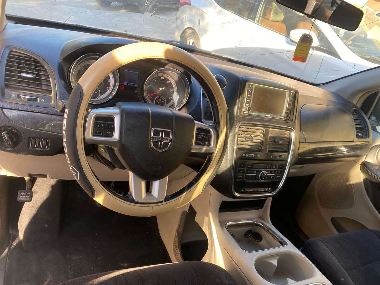 للبيع او مراوس حسب القناعه 
دوج كرفان ٢٠١١ 
٣ قطع تبريد 
باب وجام كهرباء 
السعر ١٢٠ 
***********
