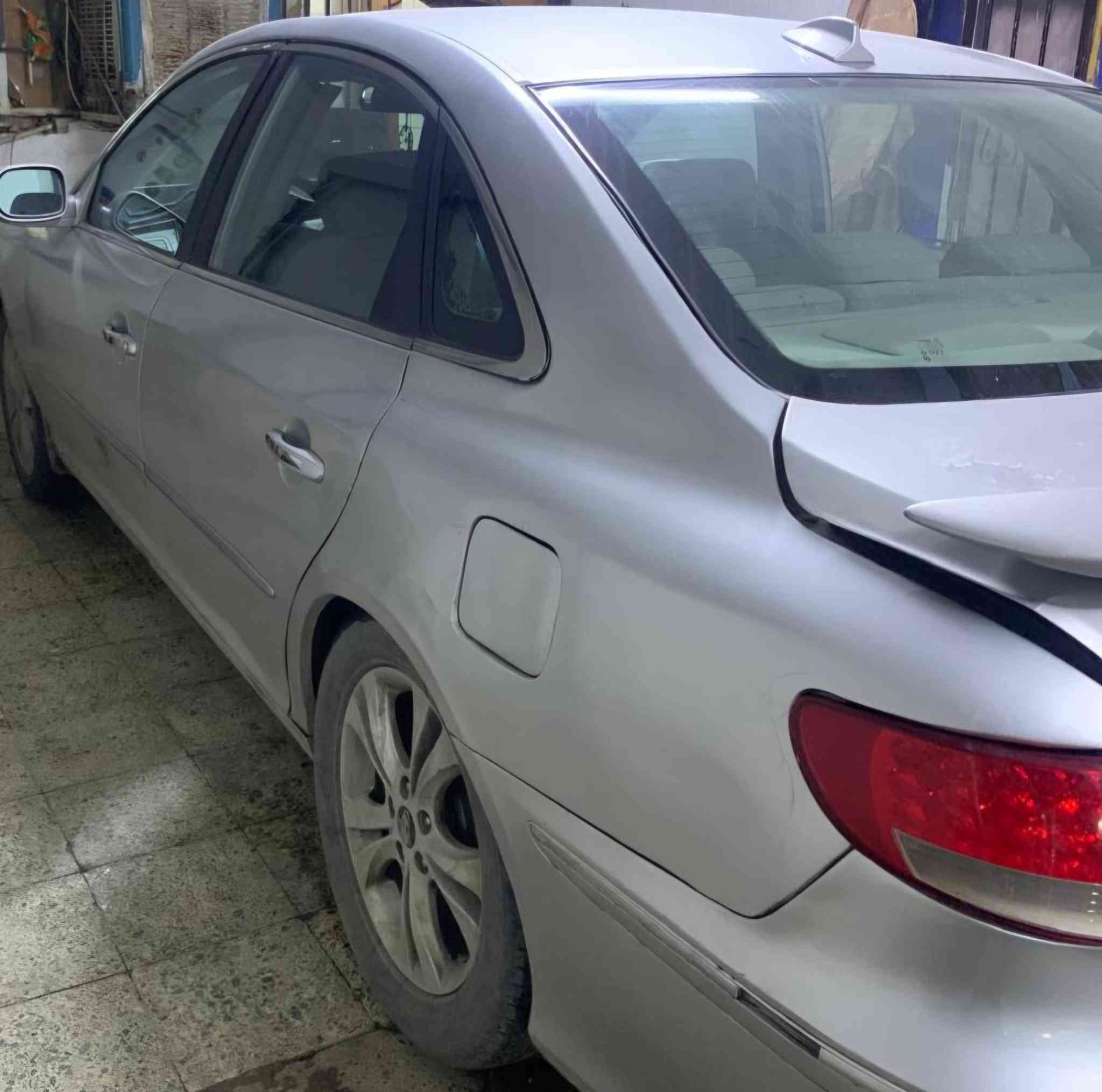 السلام عليكم. 
للبيع هونداي ازيرا 2008
كير درجه اولى 
محرك ٣٢٠٠ 
حداديه جيده تايرات نظيفه 
تبريد السياره راقي جدا  بيها جفيه وظربه بالجنطه خفيفه 
رقم انكليزي صلاح الدين 
اللون فضي بدون دواخل حادثها 
للعلم السياره تمشي وقطع غيارها اشتريتها وموجوده عندي كله موسسه السياره ادير  سلف وتطلع بيها.
 تعال شوف بعينك اتصل ع الرقم ***********. مكاني تكريت 
للعلم السياره فول مواصفات عدا الفتحه.
