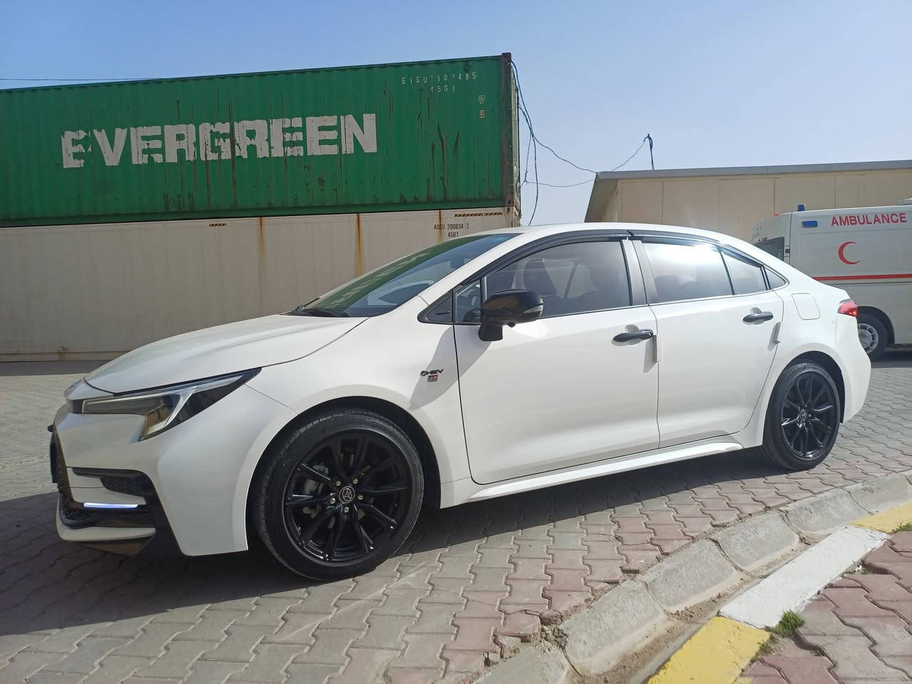 السلام عليكم ورحمة الله وبركاته 
من رخصة الأدمن المحترم 
تويوتا كورولا GR هايبرد 2025 – فخامة رياضية 
ياباني تجميع الصين 
رقم بغداد الدولي بأسمي شخصيا شرط التحويل 
سنوية لغاية سنة 2030 
ماشيه 10 الف كيلو متر استخدام شخصي بعدها بحالة الوكالة شرط الفحص وين ما يعجبك 
مكفوله كفاله عامه من الزلغ حتى الدعاميات 
فقط رصعه بالجاملغ الخلفي
 عدتها وغراضها بعدهن بالايلون ما مشدودات
 استلام شركة صفر كيلو متر بأسمي 
فول المواصفات : – 
محرك 1800 سي سي هايبرد – 4 سلندر
– ناقل حركة E-CVT ناعم وذكي
– تصميم خارجي رياضي بلمسات Piano Black
– مقاعد جلد احمر 
– دشبول اسود
– مقعد كهربائي واحد
– فتحة سقف
– 4 كاميرات رؤية محيطية مع نظام تسجيل
– شاشة وسطية تدعم Apple CarPlay وAndroid Auto
– دخول ذكي + تشغيل بصمة
– رادار أمامي + تنبيه مغادرة المسار
– أنوار LED أمامية وخلفية
– جنوط GR قياس 17 إنش
– عداد ديجيتال + تحكم من الستيرن
– مكيف أوتوماتيكي ثنائي المناطق
– نظام تثبيت سرعة
– السعر 157 وبيه مجال بسيط جدآ 
_ وبالعافيه لتكون من نصيبه 
مكان السيارة بغداد حي أور خلف نادي النفط 
رقم الهاتف ***********
