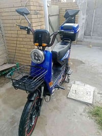 الشاحنه عاطله السعر 380 وبيها مجال مكاني بغداد الزعفرانية 07701035203