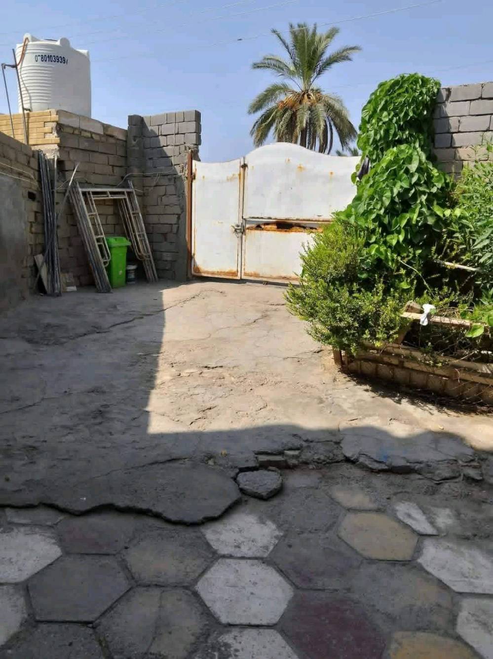 ببت للبيع مساحه ا400ركن محلات ثنين وياه مكون من غرفتين وصاله وصحيات ومطبخ عل شارع يبعد 100متر عن مفرك سديناويه بناء قديم بلوك  السعر 65وبي مجال بصيط التصال عل ***********
***********