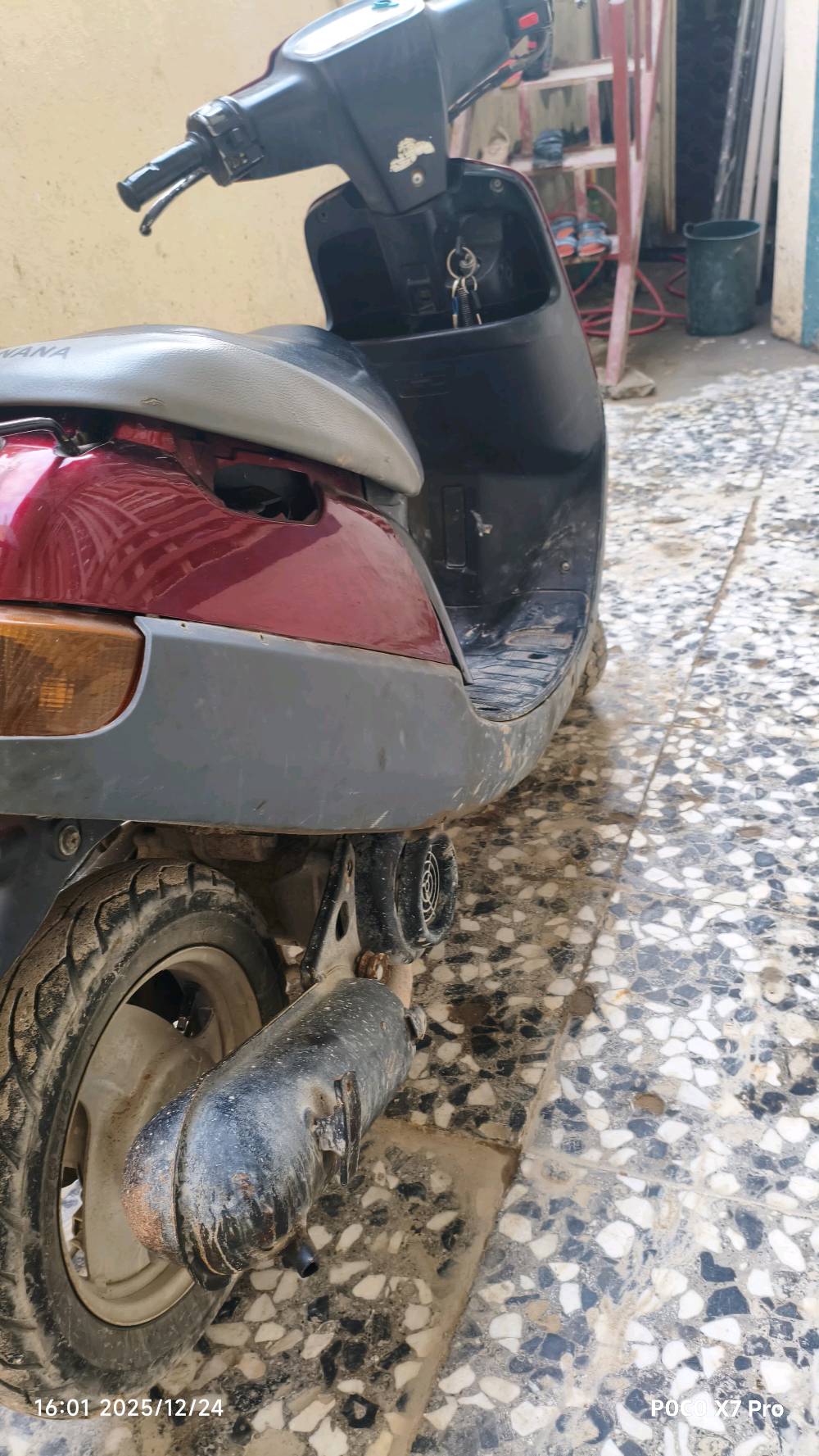 السلام عليكم...  الدراجه موديل 2003....  شاصي شخط مابي .....  الدراجه امانت الله تاخذها وتنسه المصلح....  لايت امامي....  بك لايت خلفي...  اشاير يمنى يرسا....  نكره سلف تشتغل بل7الصبح....  الكفرات شخط مابيهن....  الصالنصه بلادي...  مكينه ناعمه.... السرعه الحقيقيه 55 شلعه ومعدل....  النواقص الي بيها..  قبق حمايه مال دبه الدهن. دكمه هورن و. الماشه بيها عوج بصيطط جداً يصلح واذا تريد اوكعلك من فلوسهن..كربلاءالمقدسة.الحرالصغير ***********   