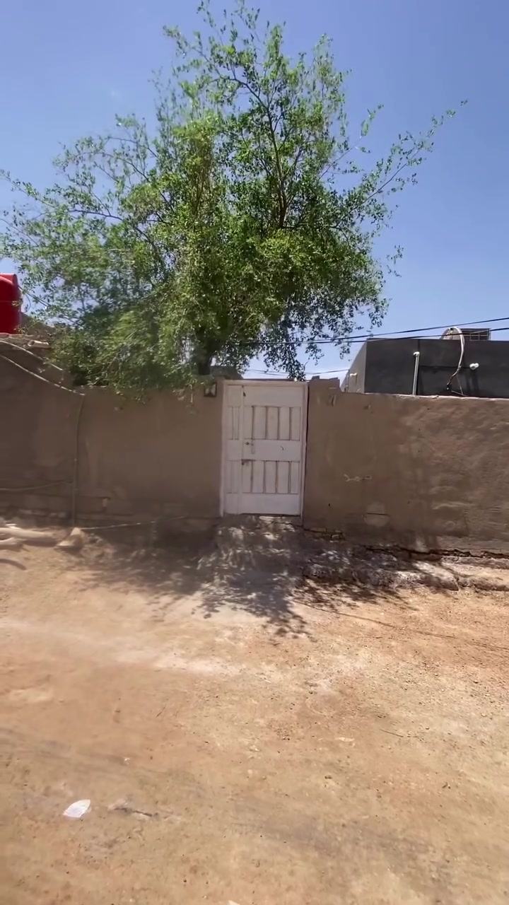 للبيع بيت يم جملة ال عزوز  قريب عل السايدين مال النجمي  مساحة 250 متر  يحتوي عل 3 غرف ومطبخ وبراني  اساس مالتة كونكريت مسلح السعر 40 وبي مجال للاستفسار ***********
