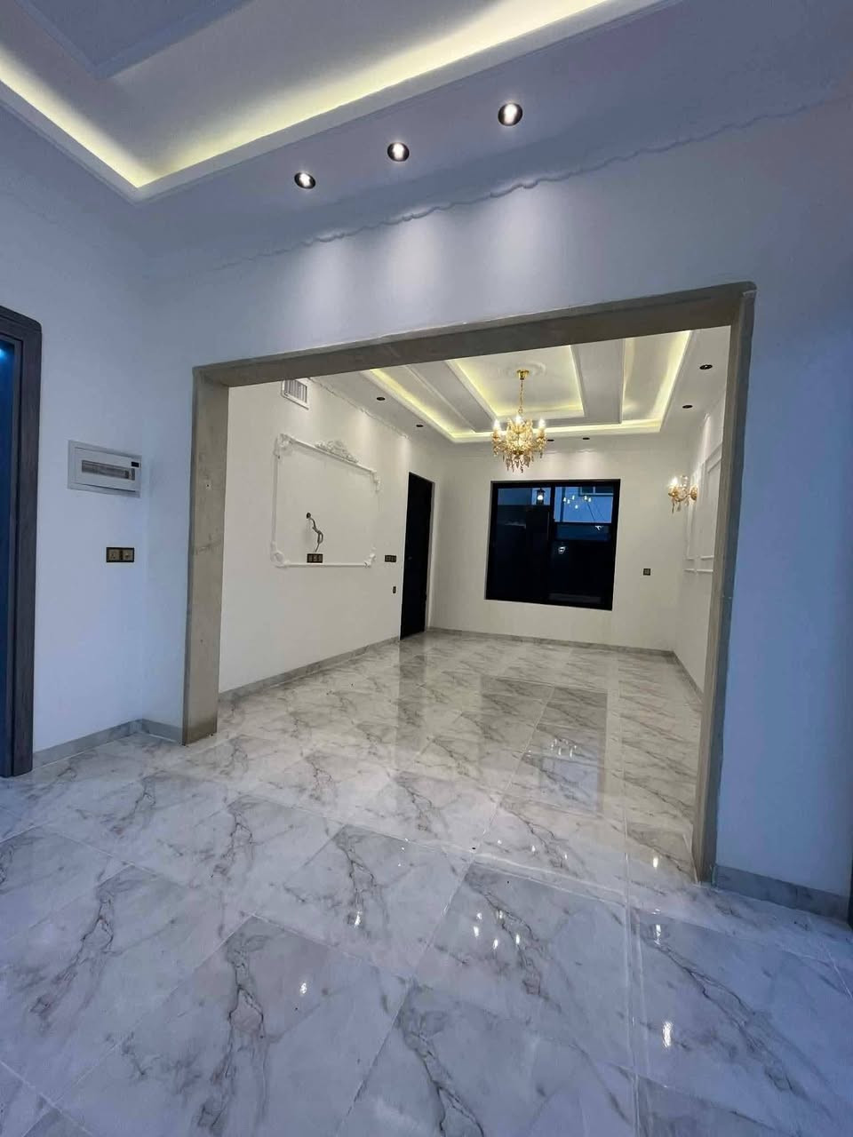 🏡 دار للبيع في حي السماح – الأساتذة
🔹 المساحة: 160 متر  

🔹 الواجهة: 11 متر  

🔹 البناء: حديث – سند طابو زهور (شرط تحويل)  

🔹 مكوّن من طابقين  

الطابق الأرضي:  

كراج + هول + استقبال + مطبخ + غرفتين نوم (سويت) + صحيات  

الطابق الثاني:  

4 غرف نوم (منها غرفة سويت) + هول + صحيات + بيتونة + سطح كاشي  

📞 للاستفسار

***********

***********

📍 عنوان المكتب: حي البكر سايدين الكنيسة مجاور معهد النجاح  

عقارات أرض الملوك
