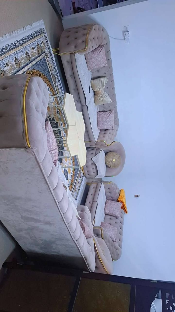 ئەم تاقمە قەنەفەیە بۆ فرۆشتن زۆر کەم بەکار هاتوەو تازەیە  لەسلێمانیم  نرخی 500 هەزارومعامەلەیەکی کەم *********** السليمانية, العراق
