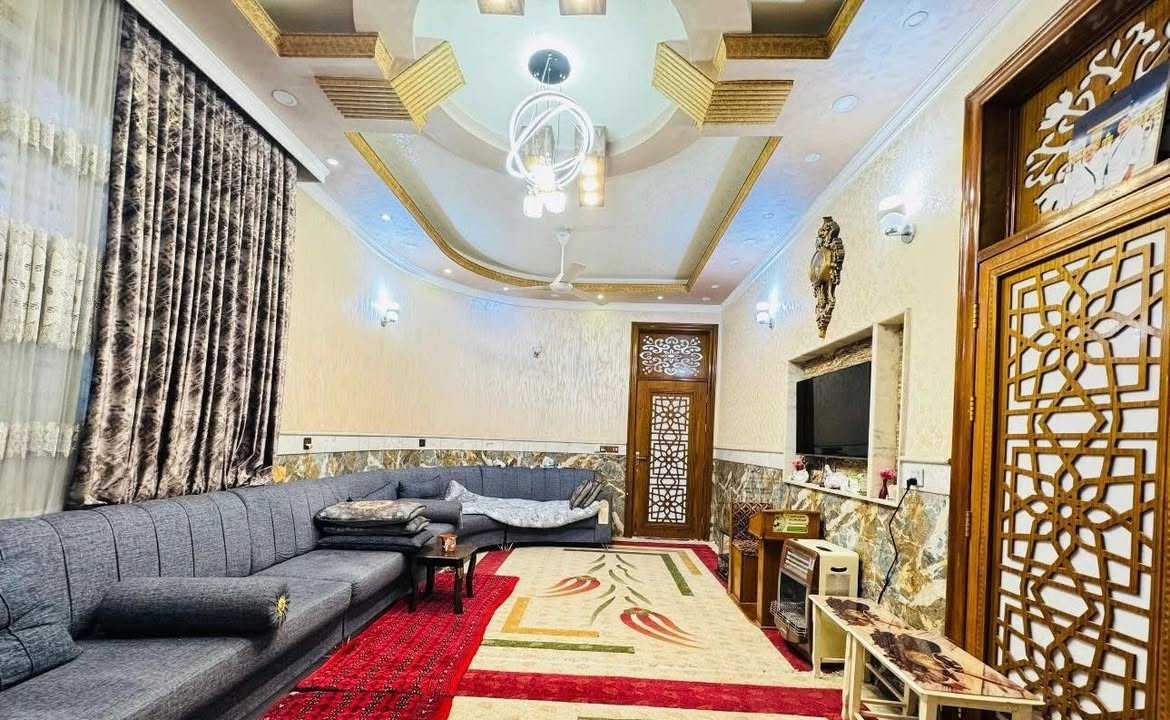 السلام عليكم 
دار مميز بناء VIP 
المساحة 288م طابقين  ( طابو صرف ) 
محتويات الدار 🔵 
4 غرف نوم - صاله كبيره - كلدور كبير - مطبخ حار + بارد - مجمع صحيات عدد 5 مع السويت  - مخزن مؤاد 2 - كراج - مناور 

الموقع 📍 
نادر الثانيه - شارع حسينية ال ياسين 

 للاستفسار عن أي عقار يتم نشرة
      مراسلة الصفحه او الاتصال على 
          *********** - عمار الربيعي 📞 
         *********** - فقار الجنابي 📞
