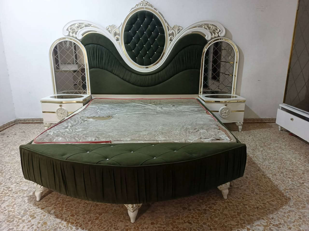 غرفة نوم تركي درجة اولى ثقيل 10 قطع الغرفة نظيفة نظافتها 85٪ وبيها كوسر جرباية نجارة ثقيل ابيعة وي الغرفة بيها تصليحات بسيطة جدا للبيع السعر 800 وبيها مجال جيب سيارة افتحها وحملها بالعافية
مكان الغرفة شارع الوفود منطقة دويد 
للتواصل ***********
