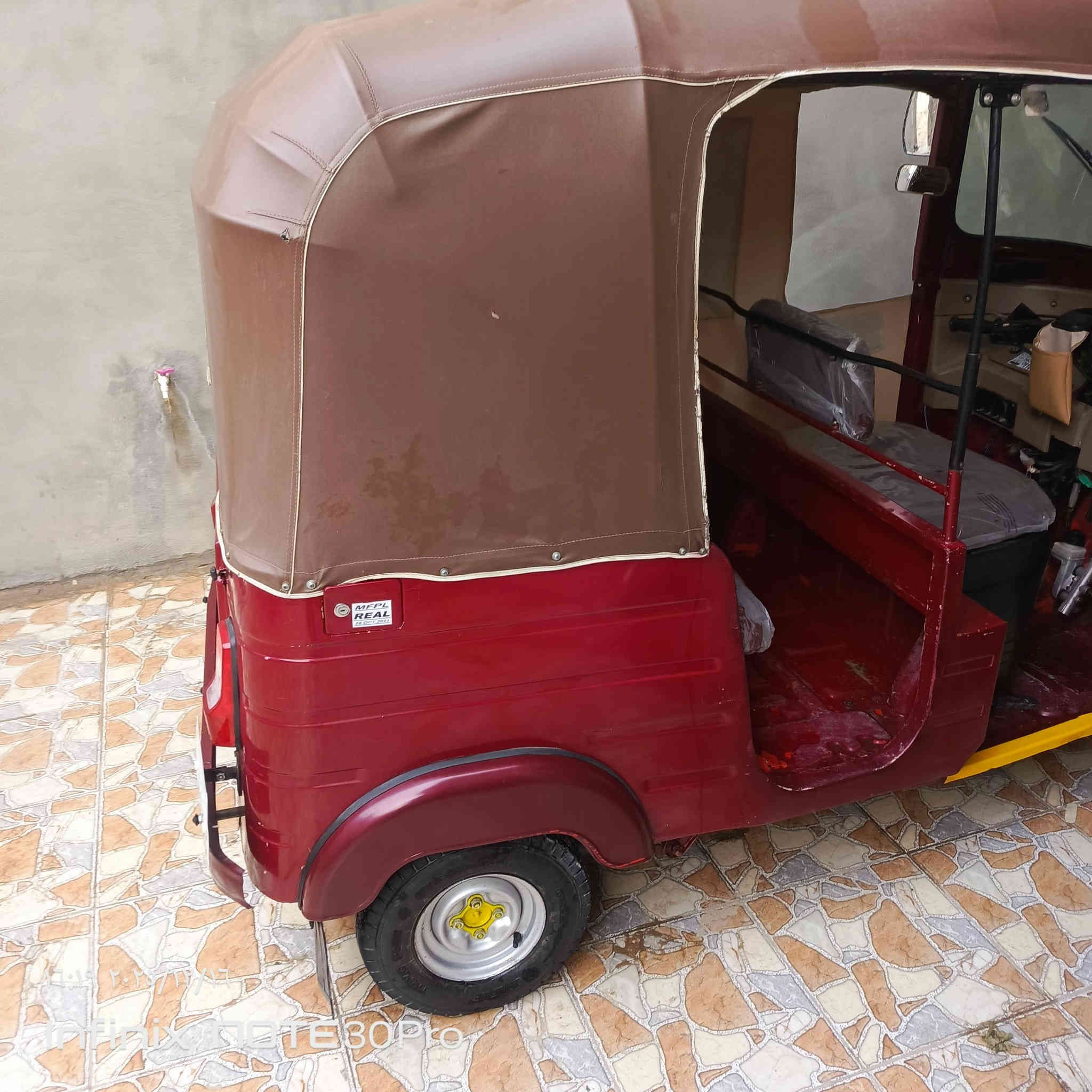 السلام عليكم تك تك البيع موديل 18 بيه محرك 20 مرقمه بسمي مصبوغة عام الجمالية سعره 5  وربع وبيه مجال مكاني كربلاء الستفسار ***********
