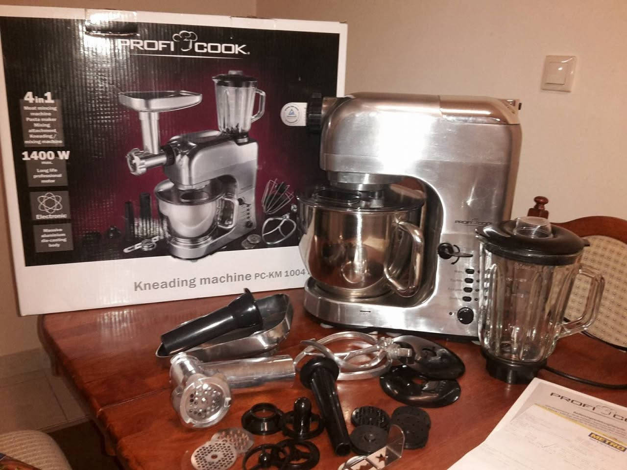 عجانة ومحضرة طعام متعددة الوظائف من ماركة ProfiCook الألمانية (موديل PC-KM 1004 Alu).يتميز هذا الجهاز المتكامل بجمع عدة وظائف في آلة واحدة لمساعدتك في المطبخ   بروفي كوك فضية 1400 واط ستانلس ستيل.المميزات: تحتوي على قفل أمان، وسعة تبلغ 6 لتر تقريباً.الوظائف: تعمل كعجانة، ومفرمة لحم، وخلاط.المواصفات: القوة الكهربائية 1400 واط، ومصنوعة من الألومنيوم والستانلس ستيل. سعره50 الف بسوك جاي تنباع 200 الف وهم مو المانيه


**إذا كنت صاحب هذا الإعلان وتريد حذفه لأي سبب، رجاءا أرسل رسالة إلى الدعم الفني**