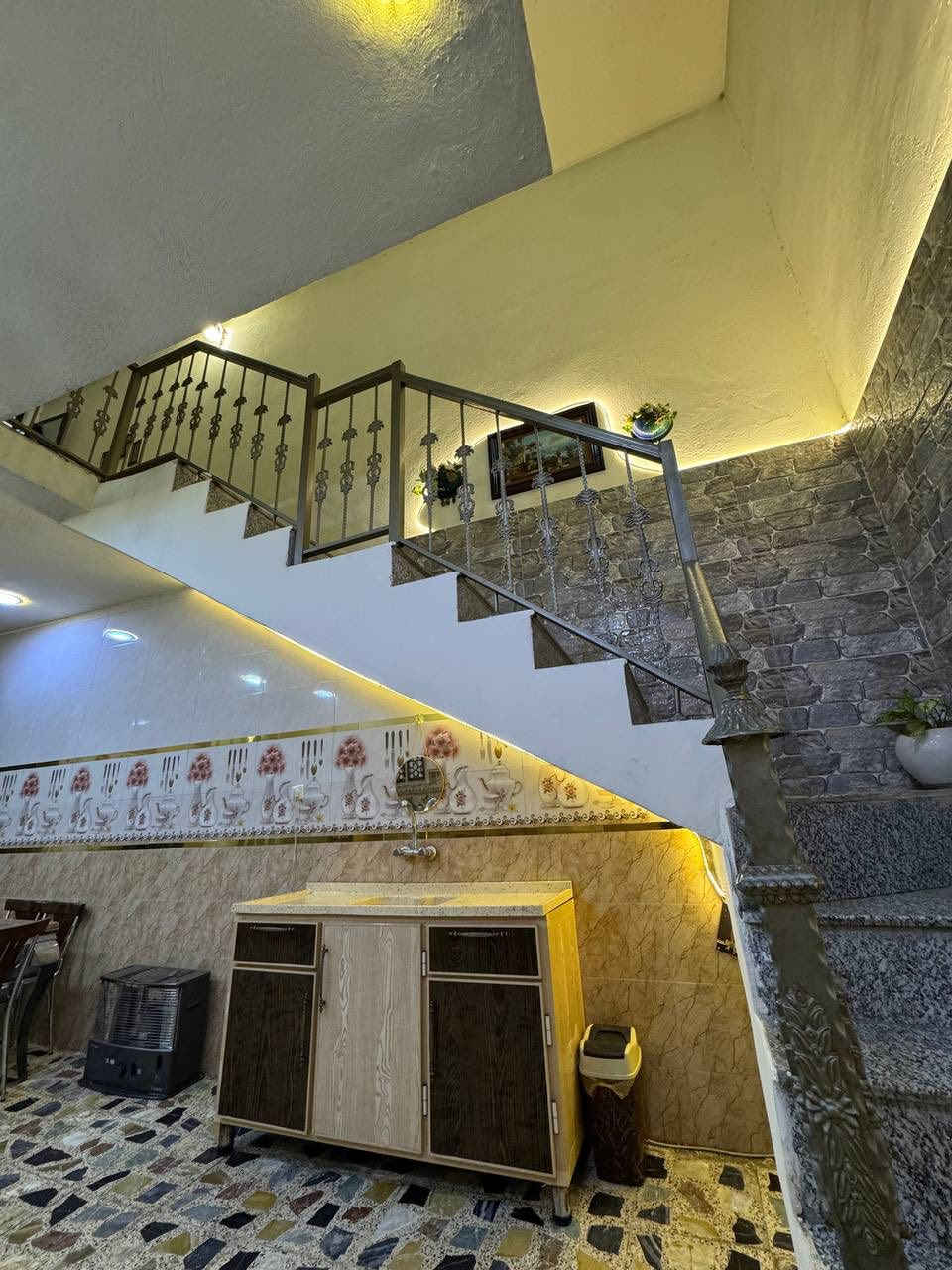 عندي بيت بحي البساتين قريب ع شارع العلم طابو زراعي سند ٢٥ صرف 
مساحته ١١٥ نزال ٢٣ الواجهة ٥ يخبل وبي ٣ غراف وبناء حديث للاستفسار
سعر مجال بسيط  
للاستفسار 
***********
