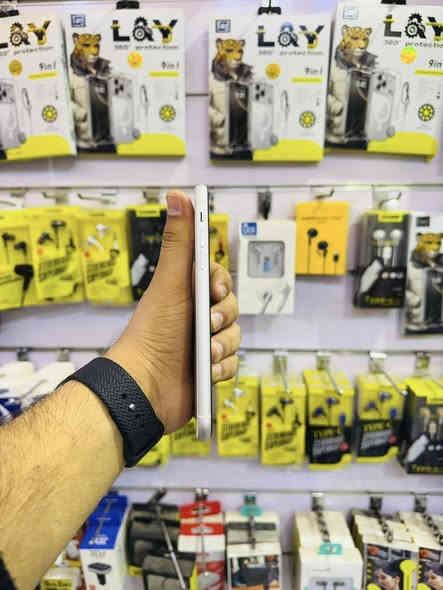 السلام عليكم للبيع 
iPhone 11 عادي 
ذاكره 128 
بطاريه 78‎%‎ بلاد ابد ميصرف 
لون ابيض نموذج M نضافه 90‎%‎ 
الجهاز وضع شركه ممبدل بيه شي كله بلادي وتر بروڤ وكله شغال مابيه اي خلل السعر قفل 240 مكاني بغداد مدينه الصدر قطاع 18 رقمي ***********
