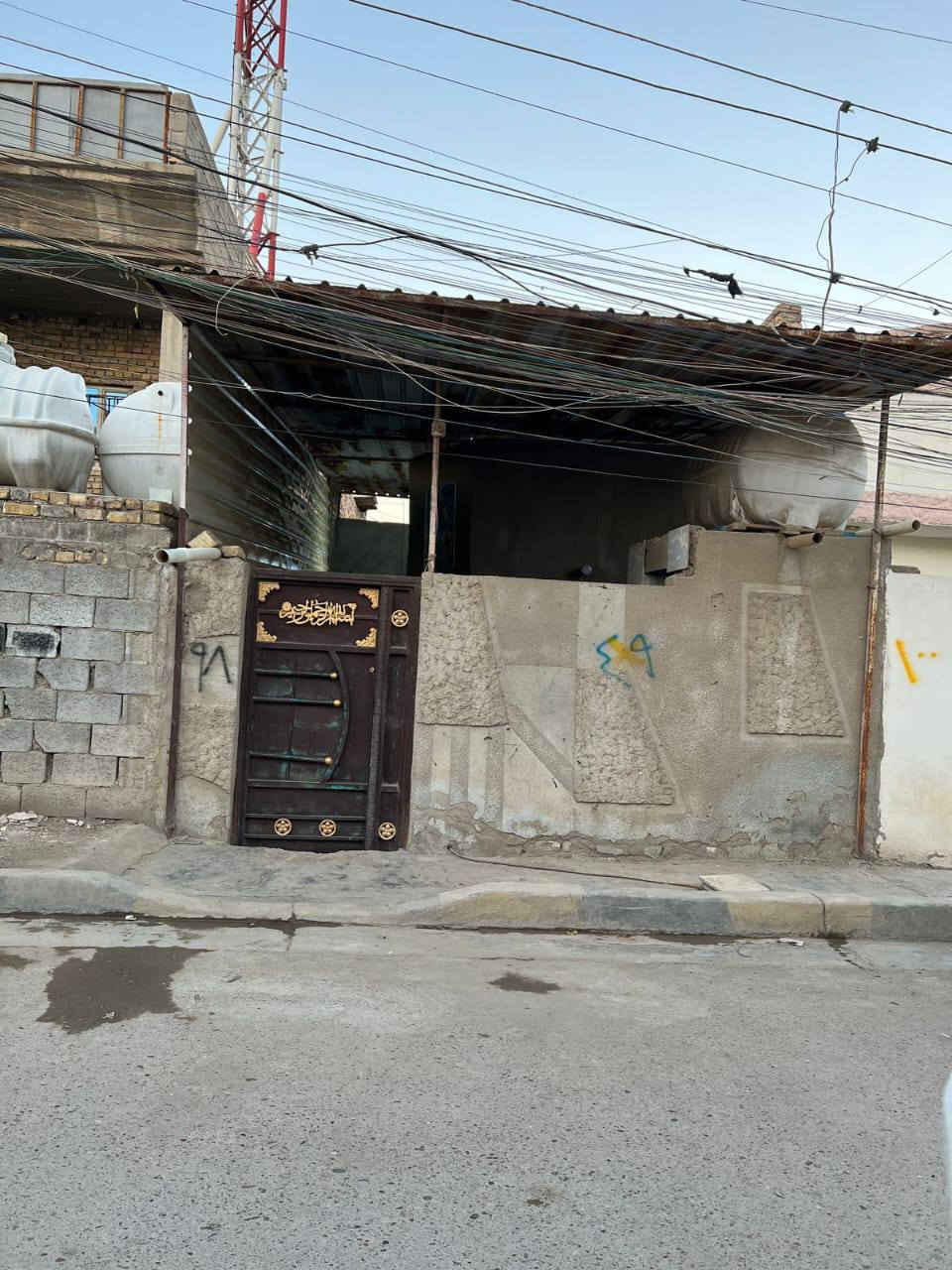 السلام عليكم بيت للبيع سبع قصور مقابل شارع ابو احمد مجاور حسنيه صدر الاخلاق مقابيلها الفرع كافة خدمات بي متوفر ماء مجاري كهرباء جديدة تبليط  مساحه 100 متر  الوجهيه(5) والنزال (20)بيت عكاده بناء قديم  ناصي على شارع يحتاجله ترميم أو تفليش حسب رئيكم  طابو زراعي سند 25 السعر 25 بي مجال الشراء فقط الاستفسار ***********يوجد واتساب رجائن معلومات كامله تخص
الببت
