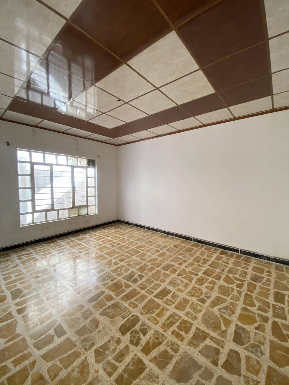 دار للبيع في حي الوحدة قرب جامع الرحمن  

المساحة: 118 متر  
الواجهة: 5.5 متر  

الدار مكون من طابقين (معزول)، وكل طابق يحتوي على:  
- غرفة نوم  
- هول استقبال  
- مطبخ  
- صحيات  

مؤجر حاليا 500 الف 

السعر: 140 مليون دينار

مراجعة #مكتب_مهند_الطائي 🏛
موقع المكتب➿➿في الموصل / حي الوحدة  

التفاصيل الاتصال على الأرقام التالية :_
( *********** )كورك☎️📞
( *********** )اسيا ☎️📞
او ((الاتصال على واتساب او فايبر برقم 
***********))
