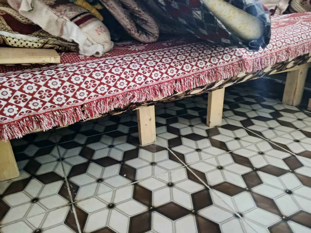 غرفه نوم مستعمله شي قليل شغل ايدي بيدي مشتغلها شرط بدون صبغ  كدام العين شرط انطيك هيه وخشبها وتجي تفحصها خارج 5ملم دخل مجرات سريه  للستفسار ***********

