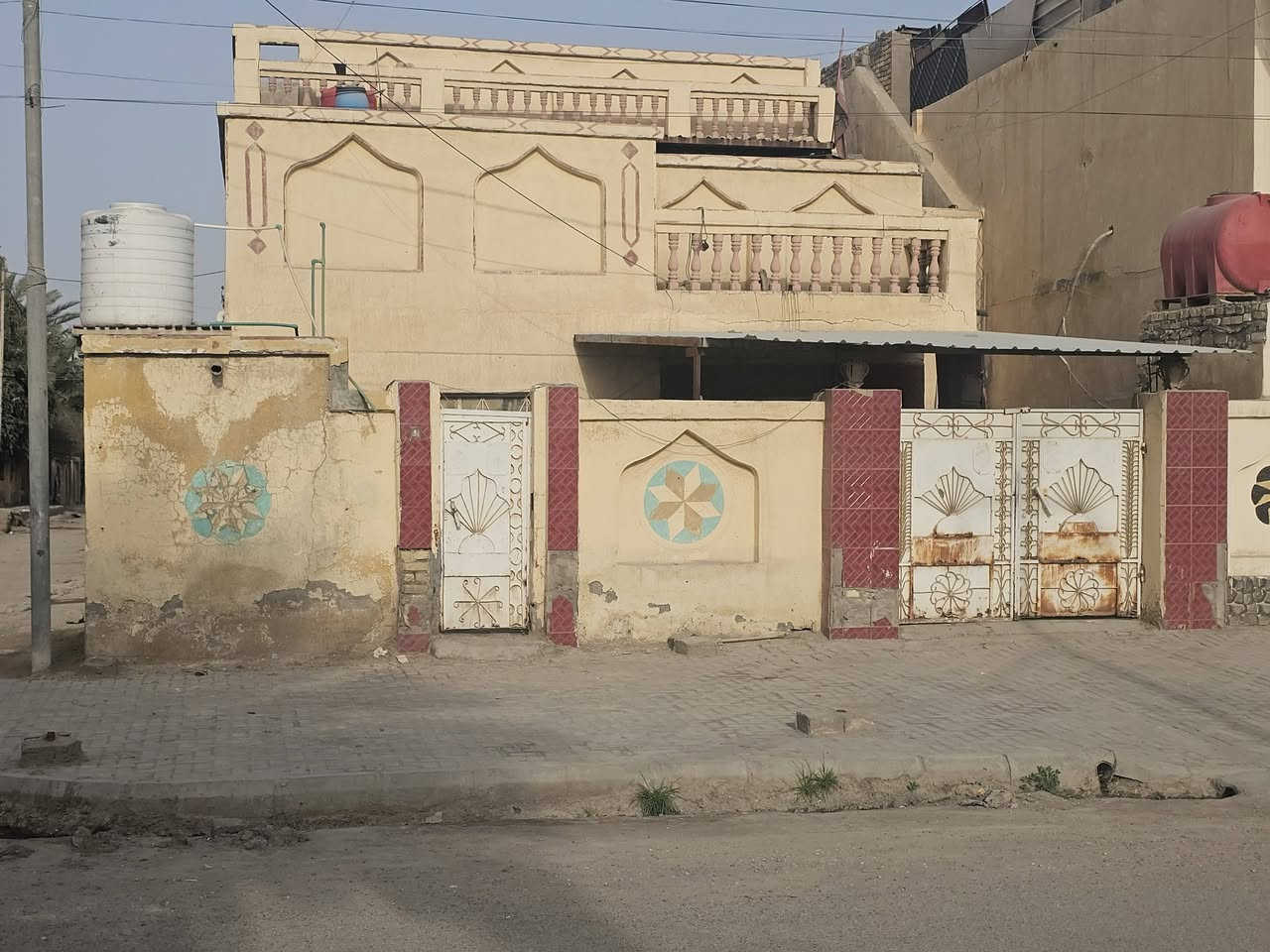 دار للبيع مساحته الدار ٢٠٠ متر يفتح على ثلاث شوارع صب كونكريت الطابق الأول يحتوي على غرفيتن وصاله وهول و براني و طابق الثاني على غرفتين عكاده  مكان الدار قرب مجمع احمد التوبي حي العسكري للاستفسار اكثر اتصال على الرقم التالي ***********
