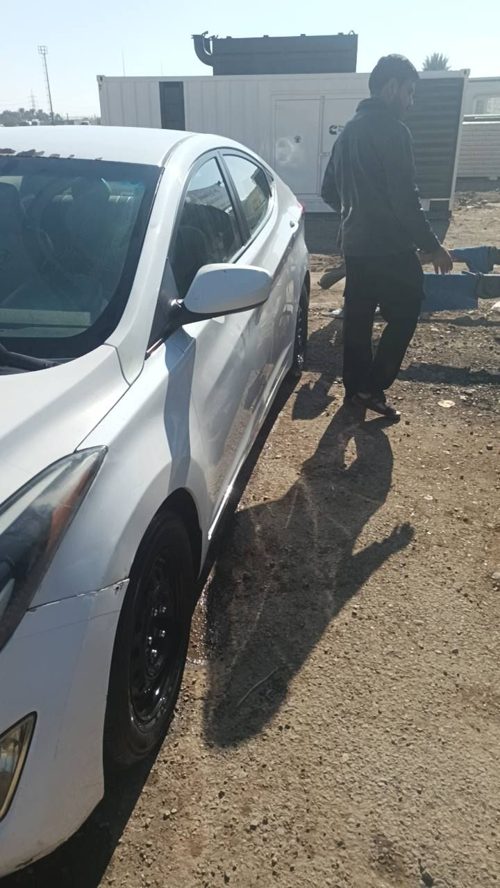 لنتره وارد امريكا موديل 2016لسياره بسمي تحويل جديد هزه جديده بيه قطعتين تبديل مكان بغداد تاجي سبع البور الرقم بغداد لسعر 110وبيه مجال ***********
