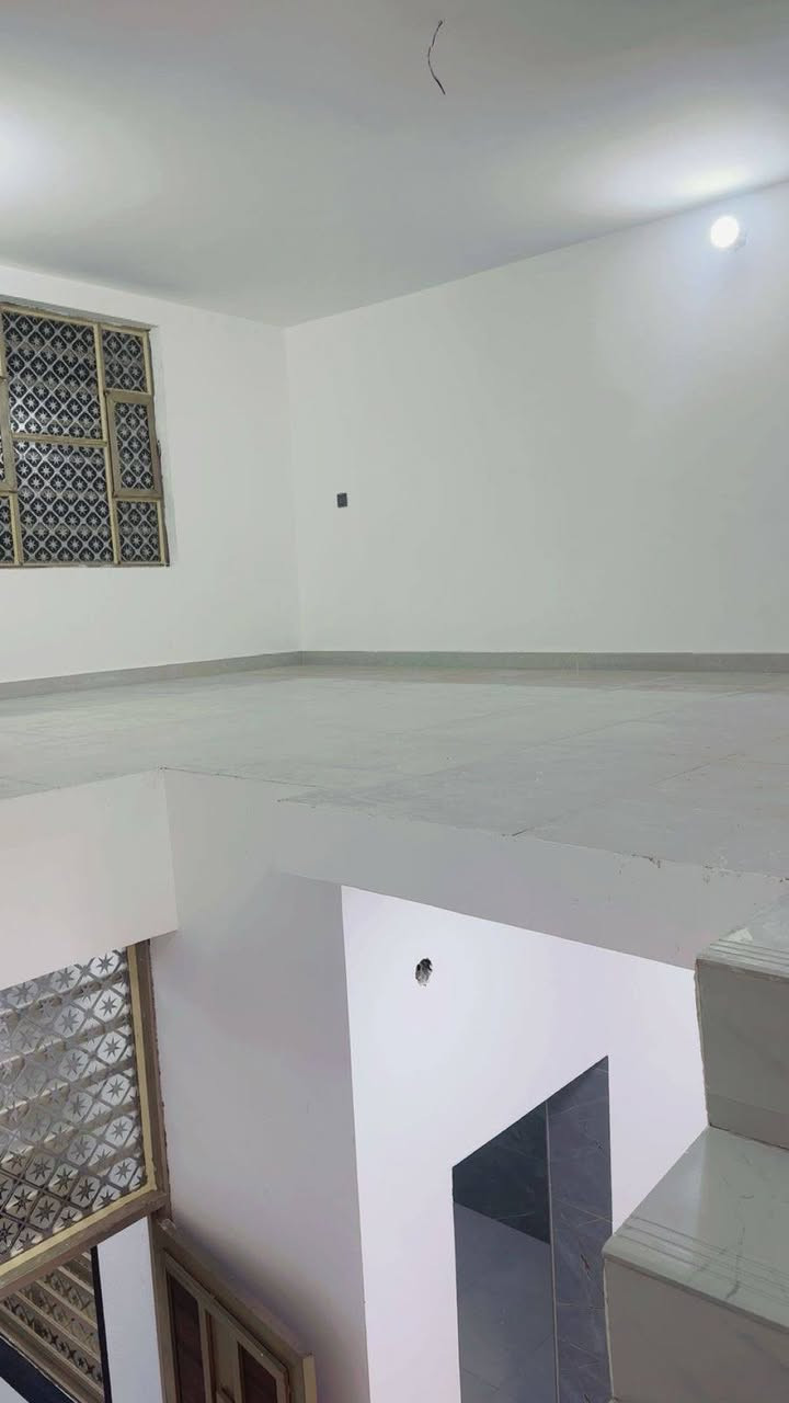 السلام عليكم...
دار سكن للبيع المساحه ١٠٠م ركن وجهين على شارع ١٥م
بناء حديث درجة اولى مامسكون قبل يومين كمل.
العنوان الناصريه الحبيليه بصف الأولى.
محتوى الدار. استقبال * صاله * غرفه * مطبخ * صحيات داخليه وخارجيه.
مع صاله كبيره فوق.
السعر جداً مناسب ١١٠ مليون مع المجال بيع مستعجل.
-----------------------------------
للإستفسار أكثر زياره مكتب ديار الهلالي للعقارات الواقع في حي العسكري شارع المدارس قرب مدرسه عمار بن ياسر.
رقم الهاتف ***********
