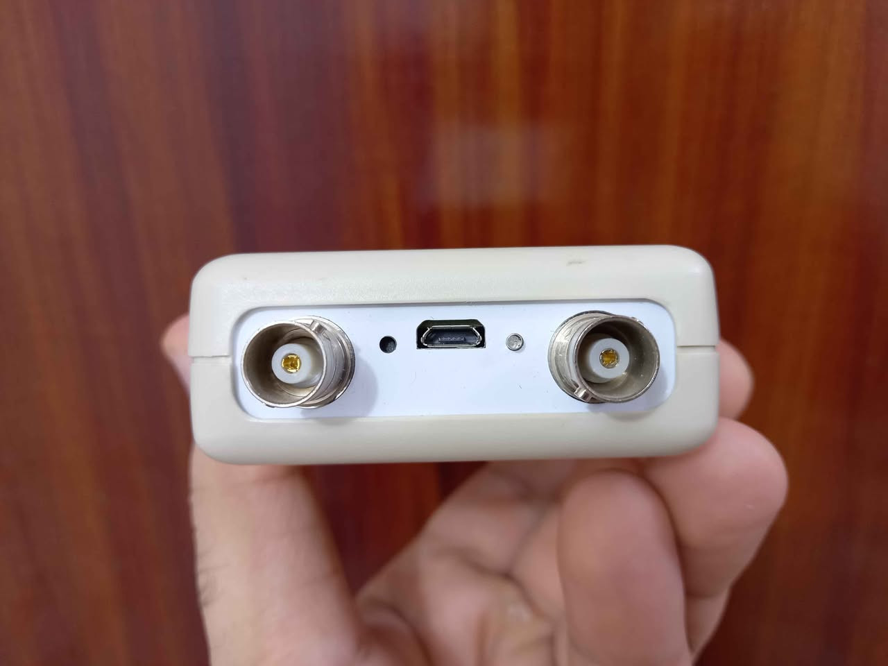 جهاز راسم الاشارة
 USB ET-601 Oscilloscope
ينربط على الحاسبة عن طريق كيبل USB
يقيس ترددات اقصى شي 50Khz ( كيلو هرتز مو ميكا هرتز يعني ترددات قليلة)
عدد المداخل ٥ (5 channel)
استيرادي الخاص من الصين
استعمال قليل جدا نظيف
اعلى فولتية يقيسهة ٨ فولت بس اذا بروب 10x يصير ٨٠ فولت و اذا بروب 100x يصير ٨٠٠ فولت
نصب البرنامج على حاسبتك من الموقع 
باقي للمواصفات في الصور
الملحقات: سلك USB و رؤس BNC عدد ٥
السعر: ٤٥ الف دينار عمارة, ميسان


**إذا كنت صاحب هذا الإعلان وتريد حذفه لأي سبب، رجاءا أرسل رسالة إلى الدعم الفني**