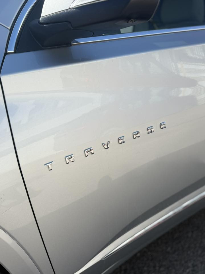 السلام عليكم 
_________________________________
✅اسم السيارة : شيفرولية ترافرس
✅الموديل :  2022 
✅الفئة : بريمير
✅لوحة السيارة : بغداد حره
✅السعر :  262 ورقة
✅الضرر : صبغ جاملغ خلفي يسار تبديل جنطة ودعامية تفصيخ نفس اللون والتصليح درجة اولى كله بالنجف وموجودة صور التصليح
✅الايرباك : سليم بدون اي ايرباك
✅عداد المسافة :  46 الف ميل

______________________________
🔻1-حجم المحرك  : 6 سلندر 3600
🔻2-ويل كب حجم 20 
🔻3-بصمة ابواب و بصمة تشغيل و تشغيل عن بعد 
🔻4-لايتات زينون اصل 
🔻6-غرفة السيارة جلد بيجي 
🔻7-ذاكرة خزن ميموري لمقعد السائق 
🔻8-تحكم كهربائي متكامل للمقاعد الاماميه
🔻9-المقاعد الامامية تبريد و تدفئة وخلفيه تدفئة 
🔻10-كاميرات 360 محيطيه
🔻11-شاشة كبيرة الحجم 
🔻12-كامرة خلفية  
🔻13-رادار امامي تفاعلي مع رادارات جانبيه
🔻14-تحديد مسار  

والكثير من المواصفات المعروفة بالبريمير
 

✅السعر المطلوب  262  ورقة  ✅
 ______________________________

‏ ‏ ‭0780 254 3329‬ 📞صاحب السيارة. 

🔴العنوان:النجف الاشرف
