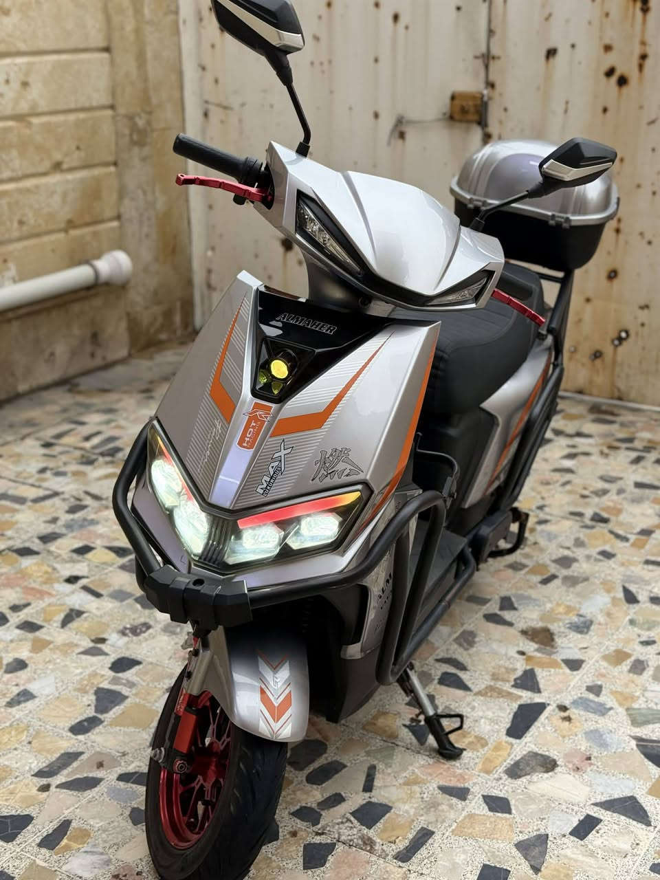 السلام عليكم مكلف بالنشر 
مطور سكنس الماهر  موصفاته خير من الله حجم كبير   مدرع كامل 6 بطاريات شرط شلعه ومعدل سرعه كله شغال لا شخط لا فطر مطور كدام العين ..السعر 525وبي مجال للتواصل ***********
