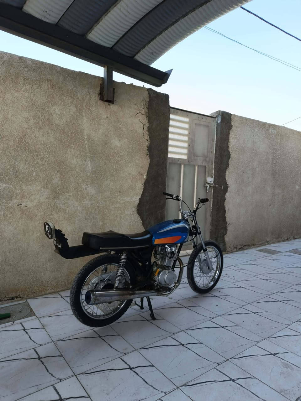 سلام عليكم خوان دراجه للبيع 
مكينه شلامجه 24 وشاصي 20اوراق اصولي اسنساخ وباقي التفاصيل خاص السعر اب 575وبيها مجال للشراي.... وللعلم مكينه مامفتوحه رقمي ***********
