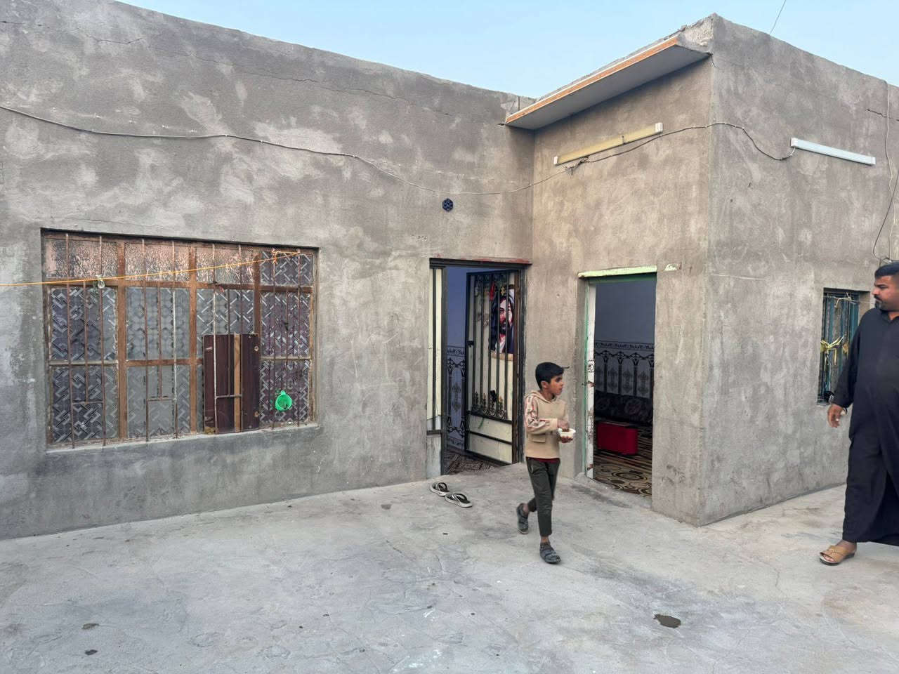 بيت حواسم للبيع المساحة 200 في حي الصحفيين الاولى مقابيل الاطفاء يحتوي على غرفتين وصالة وديوان وحمام السعر 30 وبي مجال للاتصال ***********
