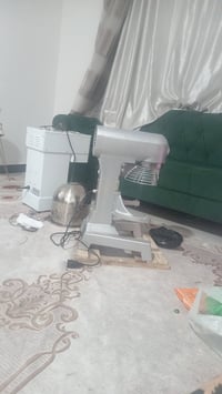 عجانه جديدة مامستعمله للبيع ١٠كيلو ومكينه املاء مواد يدويه للبيع ٠٧٨٠٣...