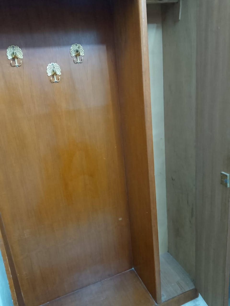 📢 للبيع: زاوية مدخل خشب صاج (شغل نظيف وبيت)
السلام عليكم..

للبيع زاوية مدخل (علاّكة قماصل ودولاب أحذية)، القطعة خشب صاج طبيعي، مو من هذا التجاري الخفيف الي يتفكك ورا شهرين. ثـكَيلة، متينة، ومال عمر.

📌 تفاصيل القطعة:

الخشب: صاج أصلي، لونه جوزي كلاسيك ودافي.

الترتيب: بيها 3 شنيـكَات ذهبية ممتازة لتعليق القماصل والعبايات، وبصفها دولاب (كَنتور صغير) بباب وقفل لضم الأحذية والغراض، وبيه مساحة سفلية مفتوحة.

الاستخدام: القطعة مال بيت واستخدام حشيم، نظيفة جداً وما بيها أي عيب أو فطر بالخشب (مثل ما واضحة بصورتها الحقيقية).

💰السعر: 100,000 دينار وبي مجال 

📱 للتواصل: يرجى المراسلة واتساب فقط او الاتصال على الرقم:

***********
