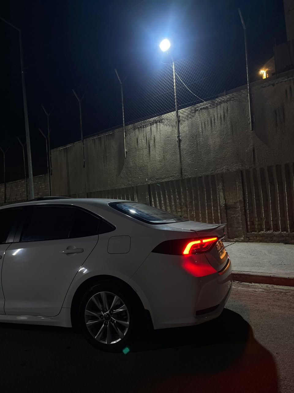 كورلا 2024
هايبرد 1800
سعرها 153وبيه مجال قليل 
سياره كفاله من صبغ ول بارد 
ماشيه ٢٦
سياره بيه رصعات ٣ بل قماره على كد ٣ اصابع وبيه ٤ رصعات حالوب وكلهن يرجعن BDR وما يبينن بل سونار 
والباقي كفاله 
فول موصفات كشن كهرباء داخل احمر اناره محيطيه 
مكان بغداد 
رقم ***********
